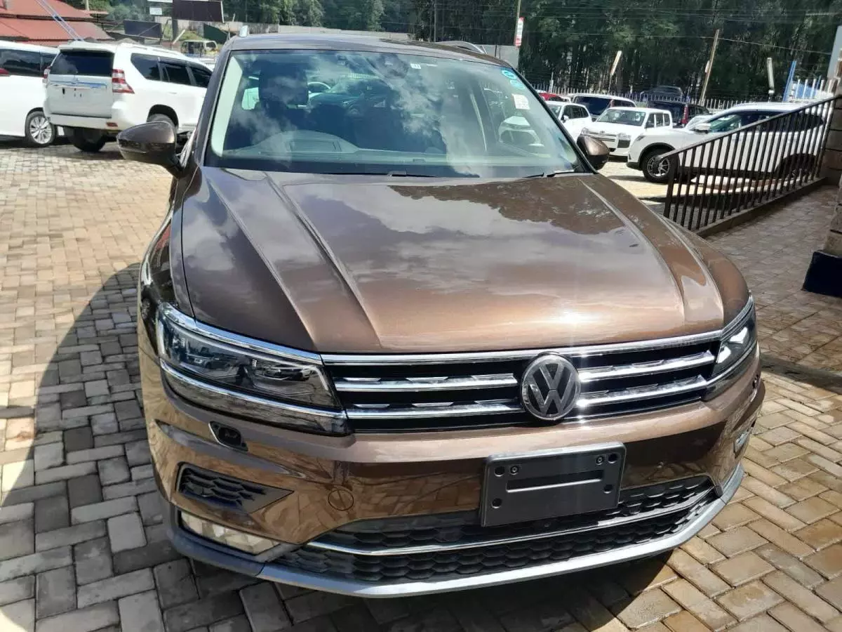 Volkswagen Tiguan   - 2016