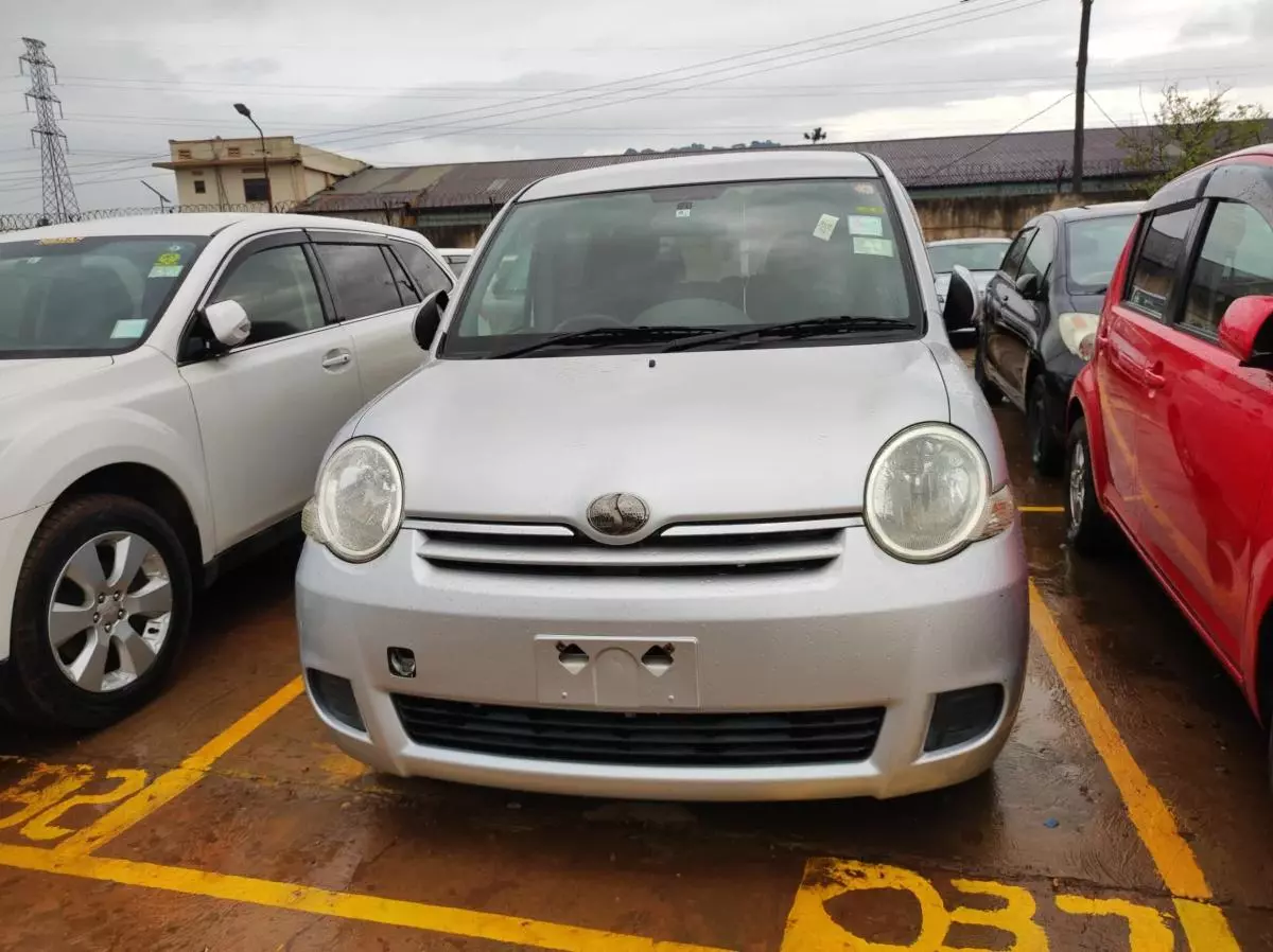 Toyota Sienta   - 2010
