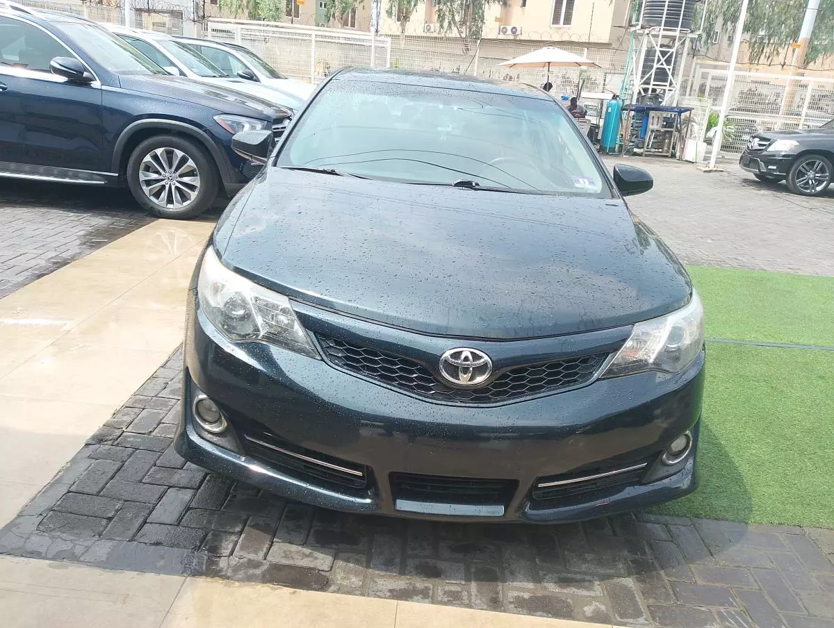 Toyota Camry   - 2014