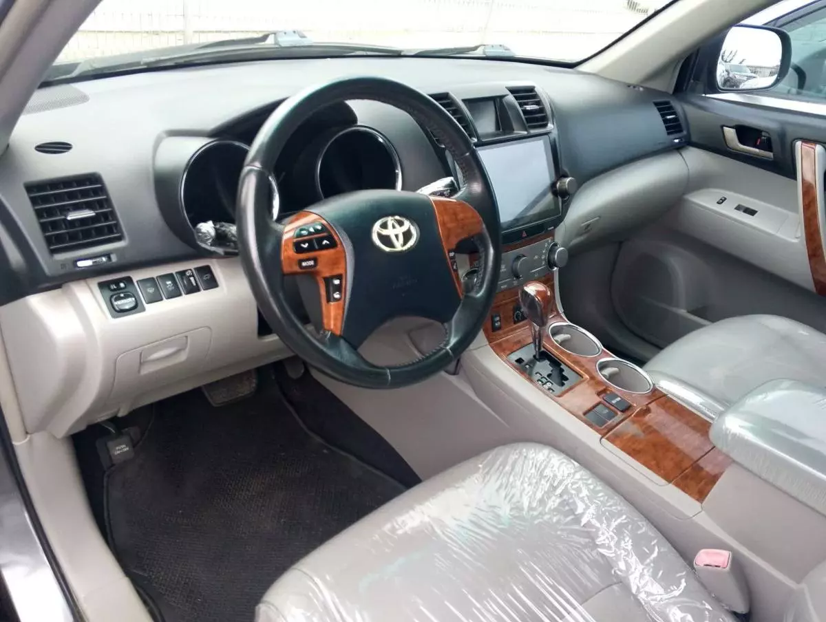 Toyota Highlander   - 2011