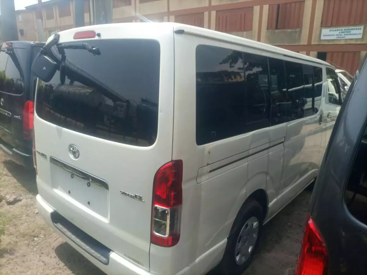 Toyota Hiace   - 2011