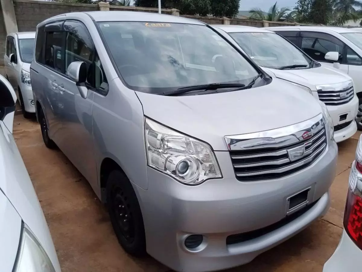 Toyota Noah   - 2011