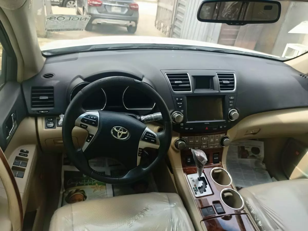 Toyota Highlander   - 2011