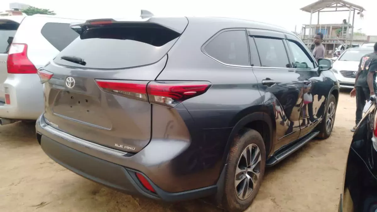 Toyota Highlander   - 2021