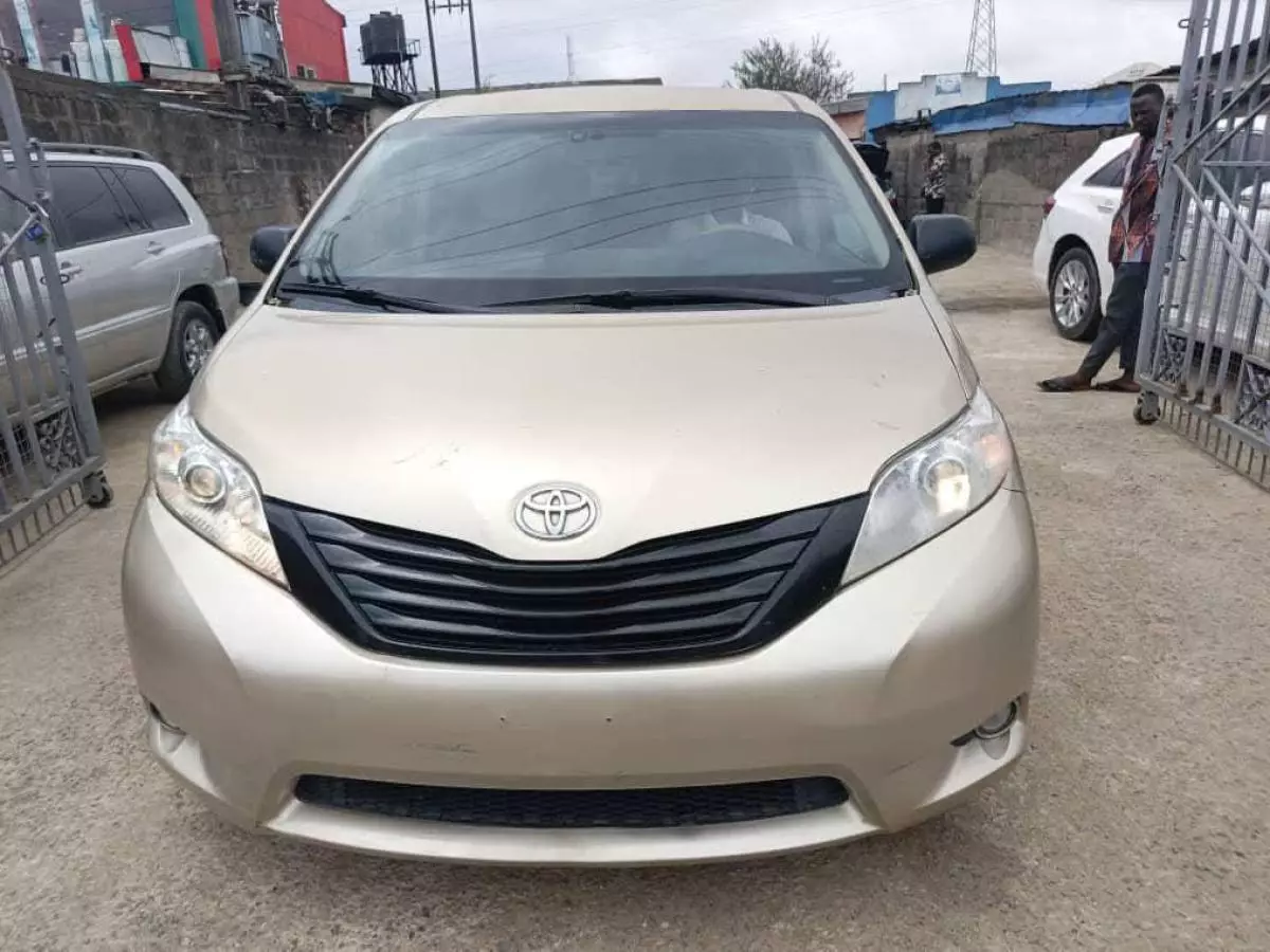 Toyota Sienna   - 2011