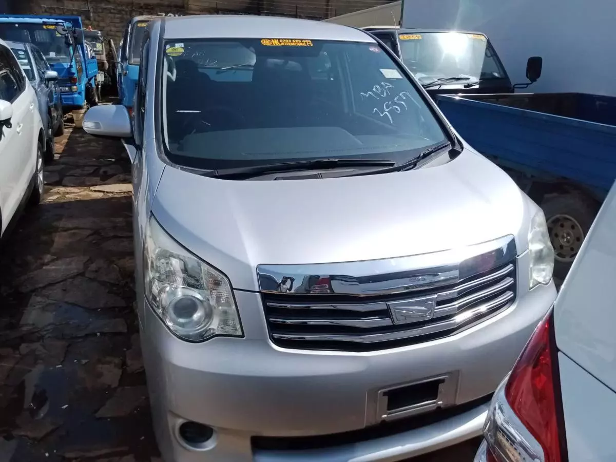 Toyota Noah   - 2009