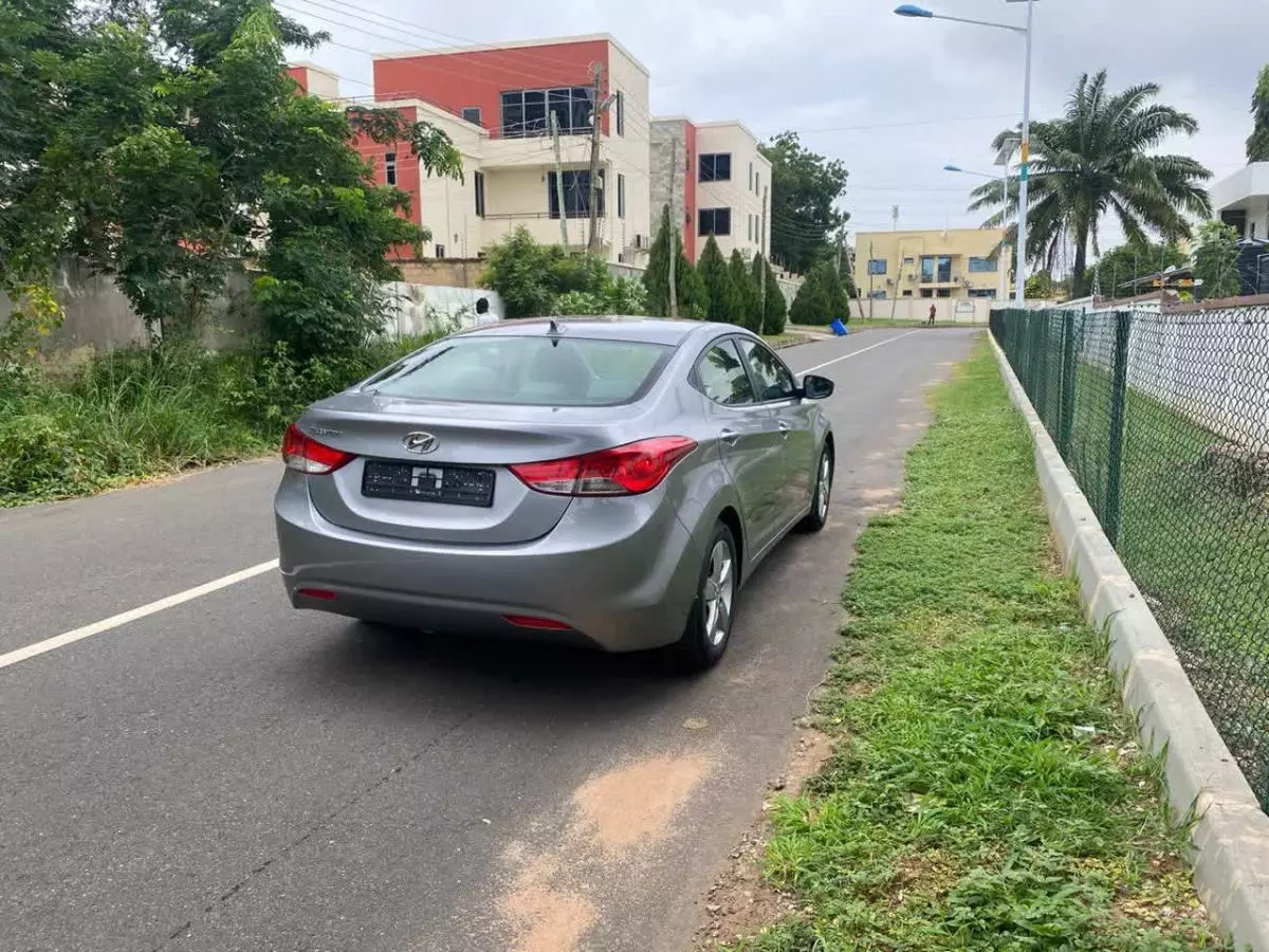 Hyundai Elantra   - 2013