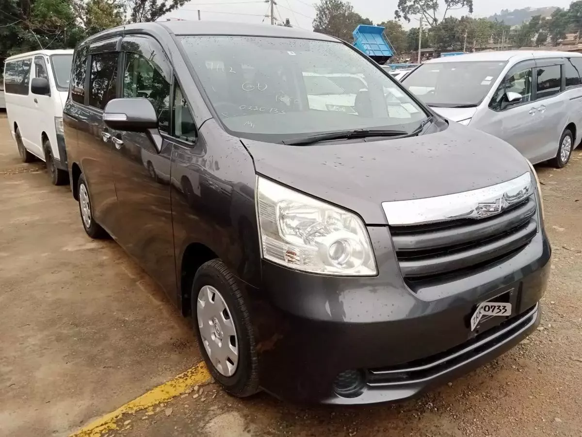 Toyota Noah   - 2011