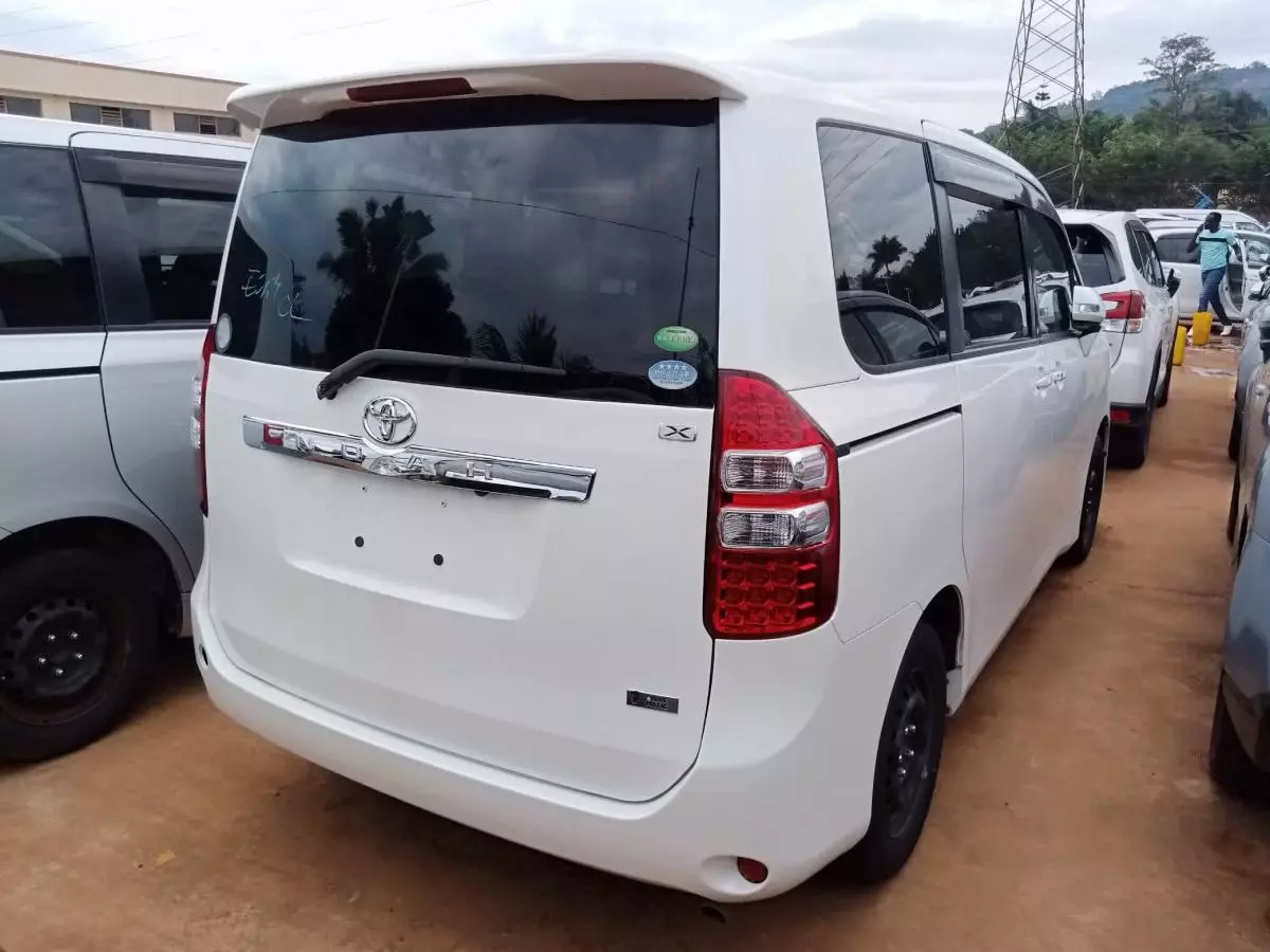 Toyota Noah   - 2011