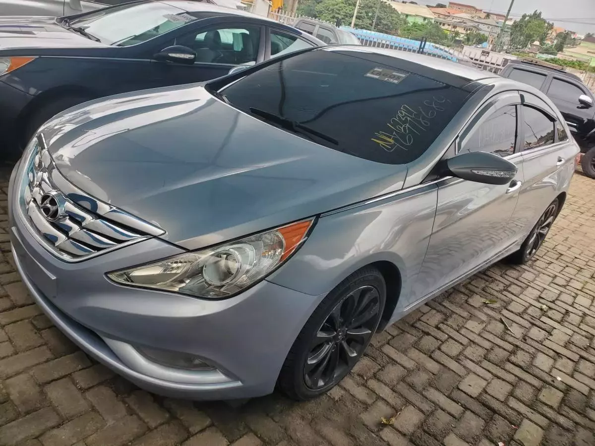 Hyundai Sonata   - 2012