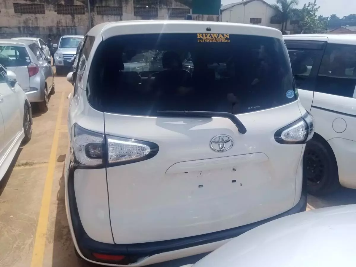 Toyota Sienta Hybrid    - 2014