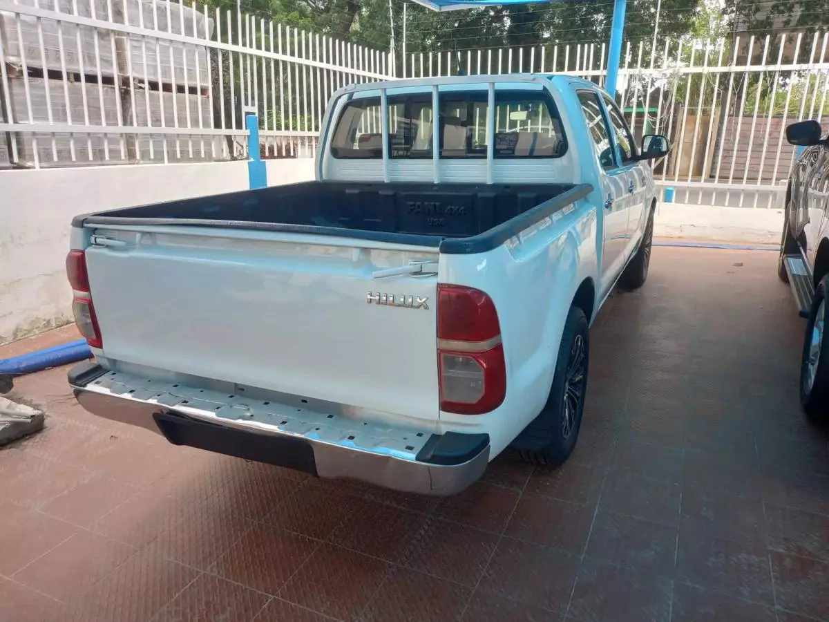 Toyota Hilux   - 2013