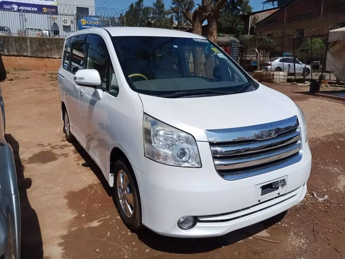 Toyota Noah   - 2009