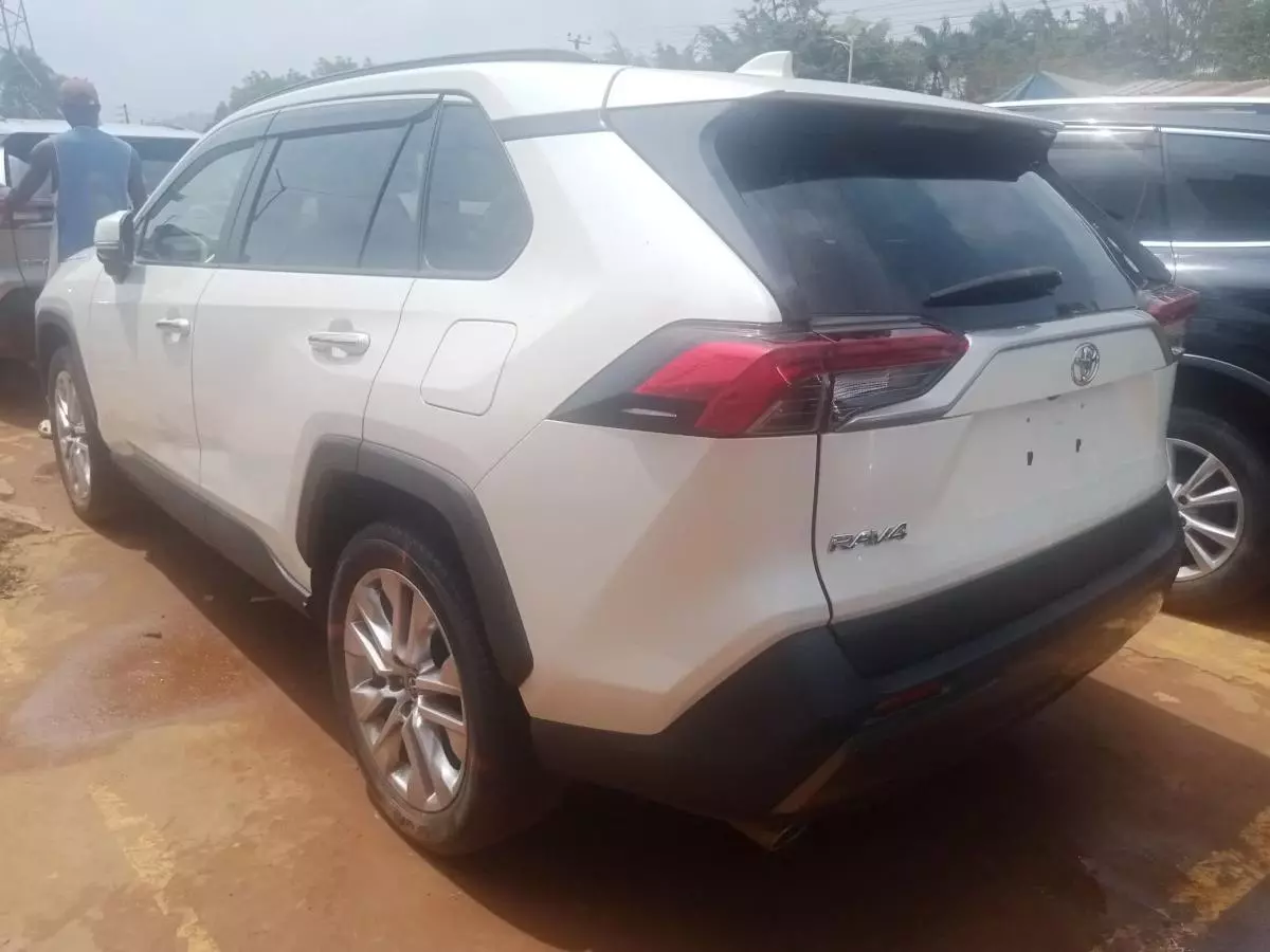 Toyota RAV 4   - 2019