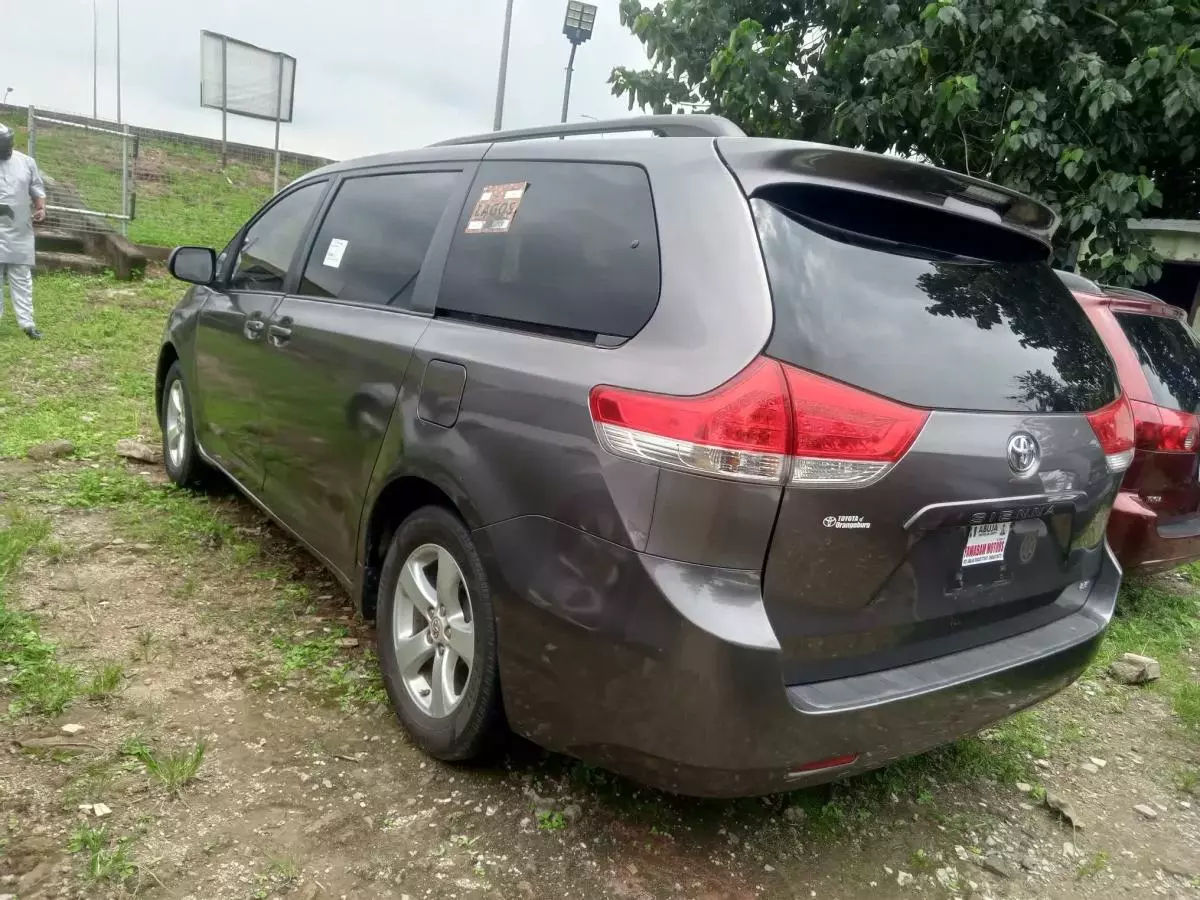 Toyota Sienna   - 2010