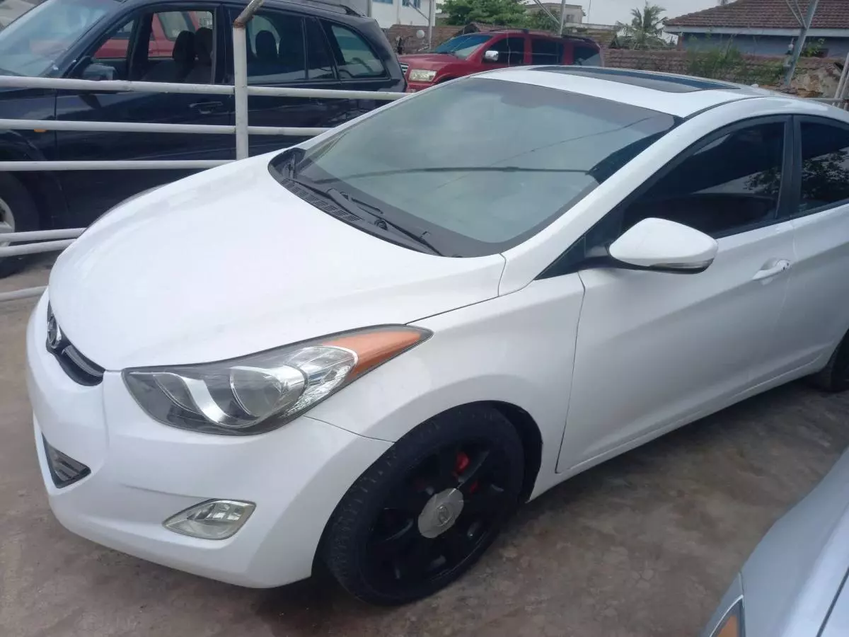 Hyundai Elantra   - 2012