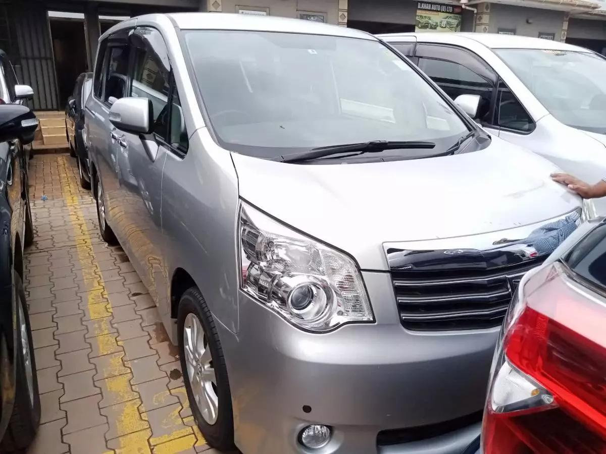 Toyota Noah   - 2011