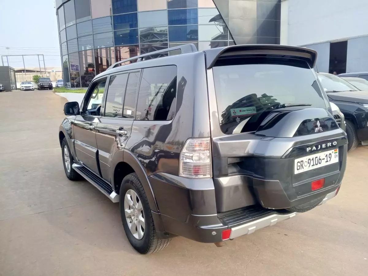 Mitsubishi Pajero   - 2019