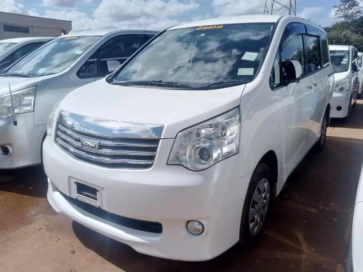 Toyota Noah   - 2011