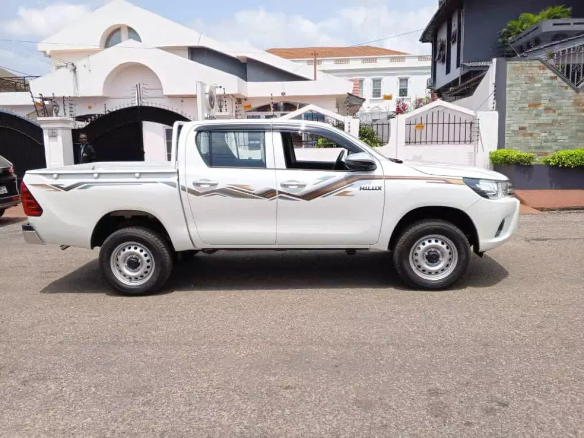 Toyota Hilux   - 2024