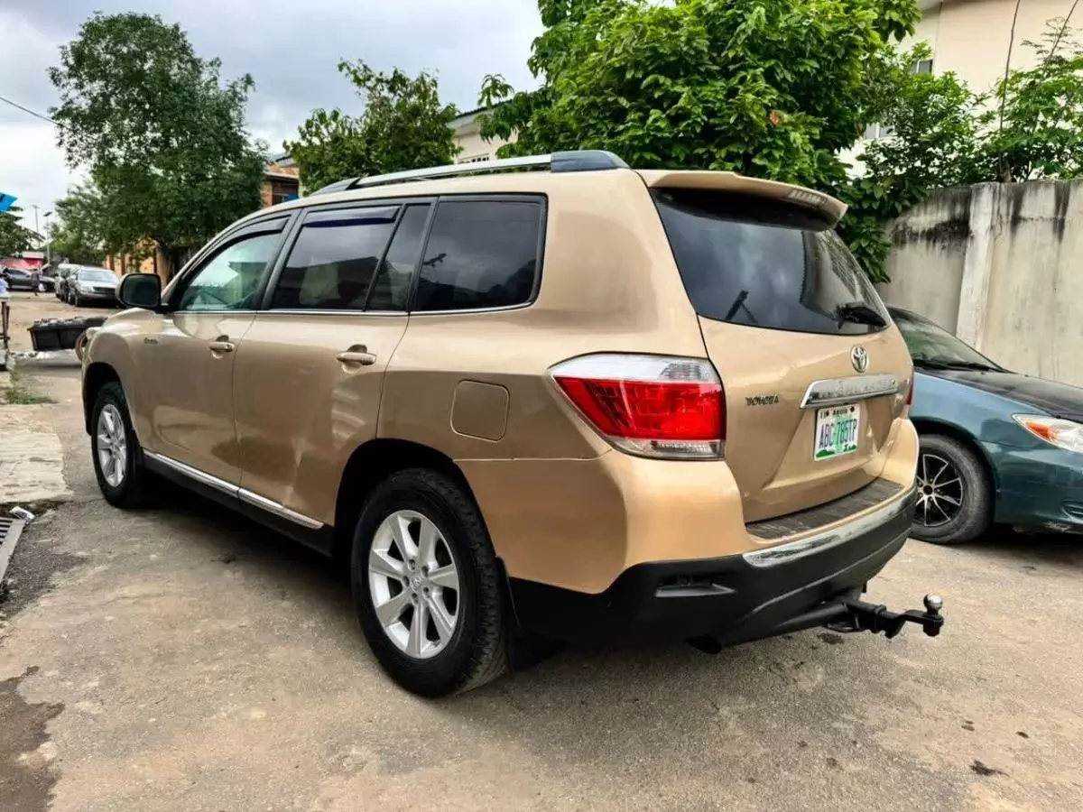 Toyota Highlander   - 2012