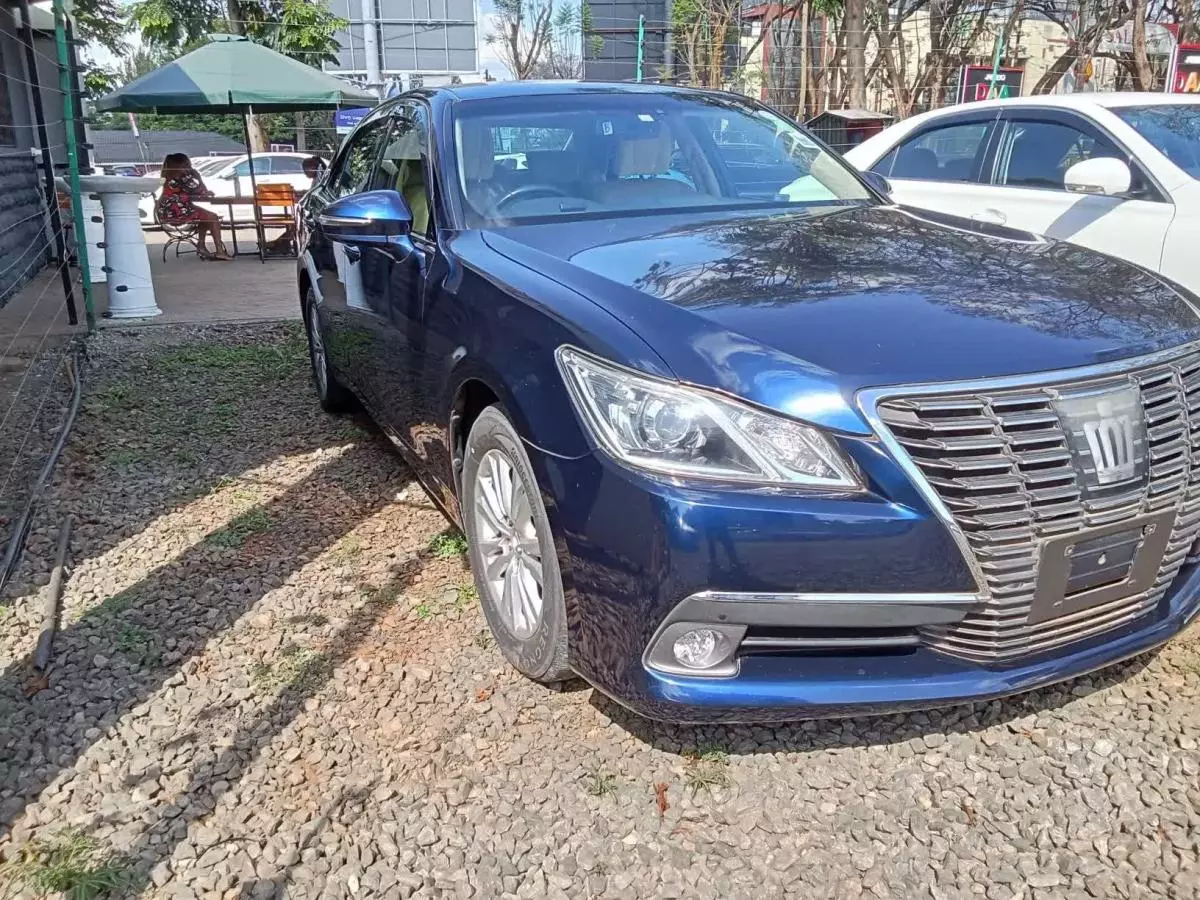 Toyota Crown Royal saloon    - 2016