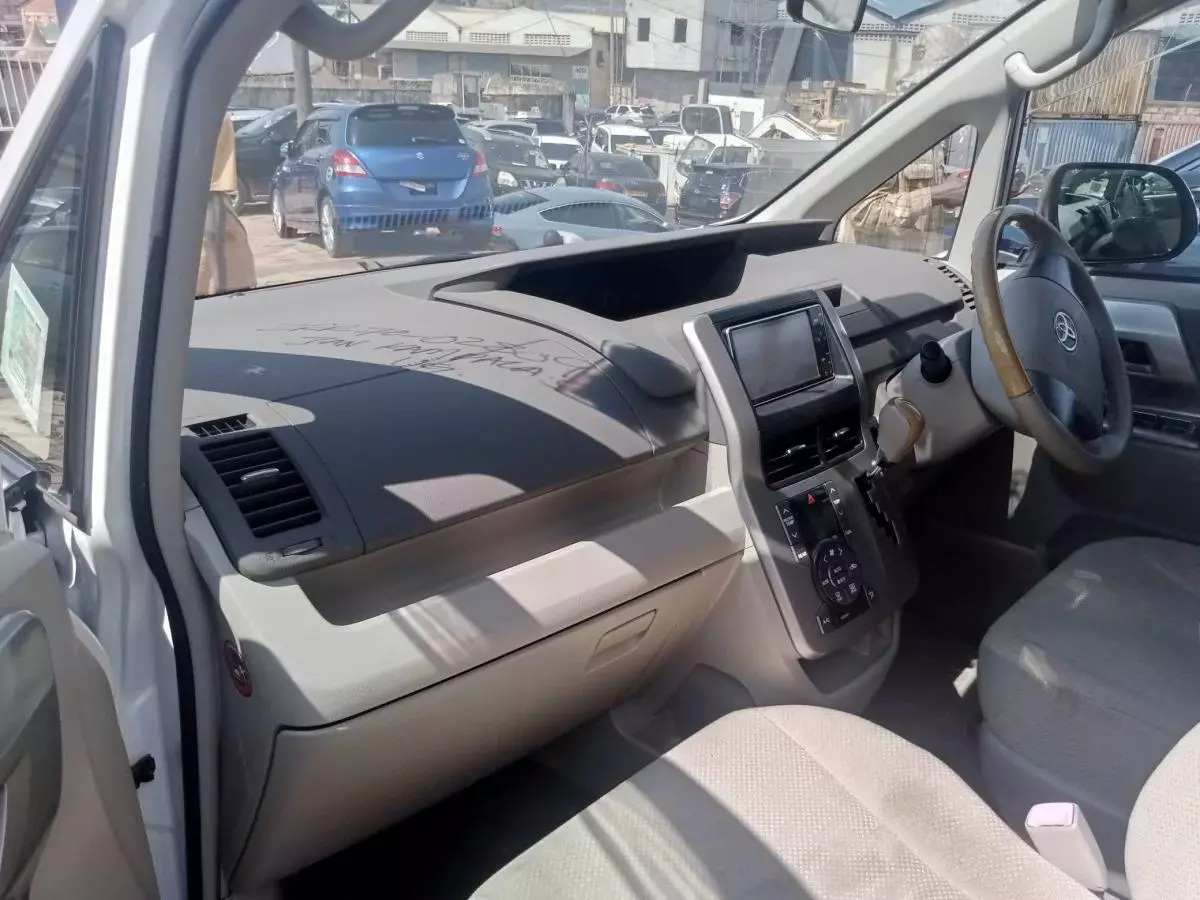 Toyota Noah   - 2010