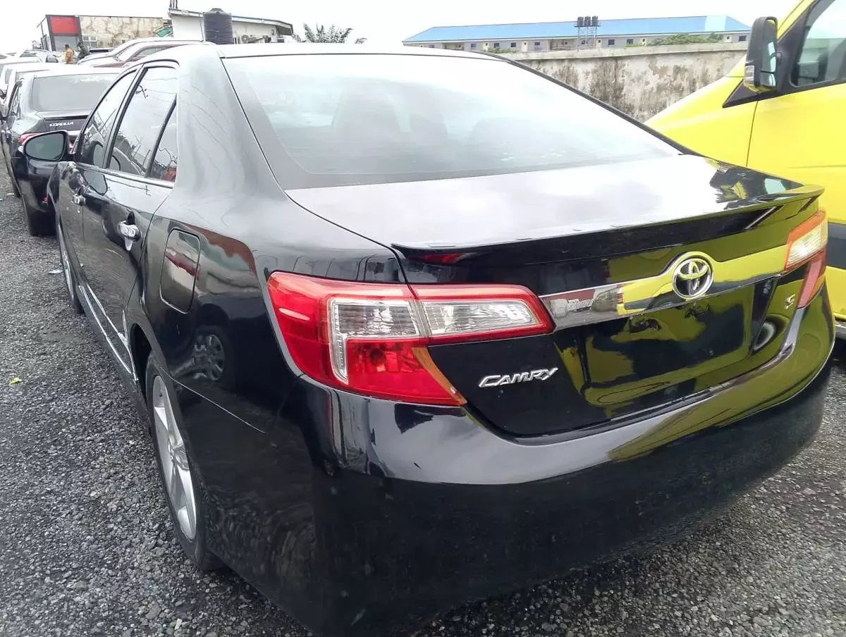 Toyota Camry   - 2012