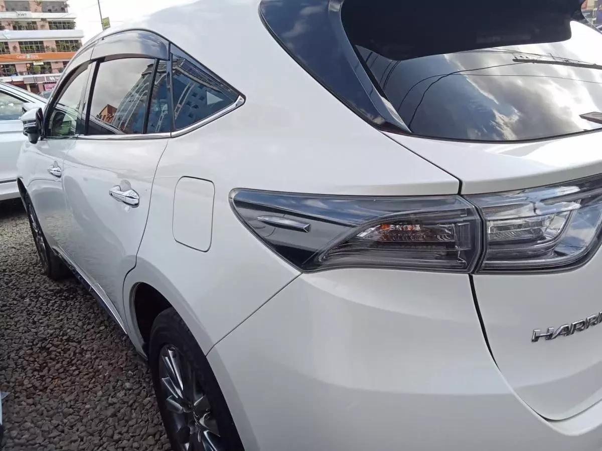 Toyota Harrier hybrid    - 2017