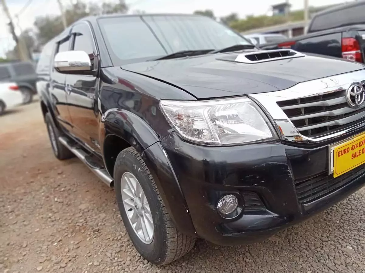 Toyota Hilux   - 2012