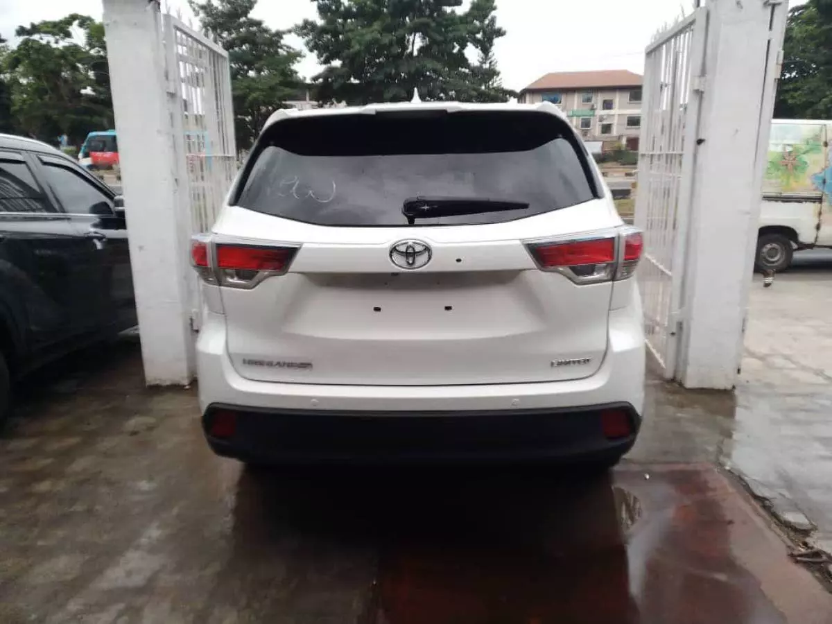 Toyota Highlander   - 2016