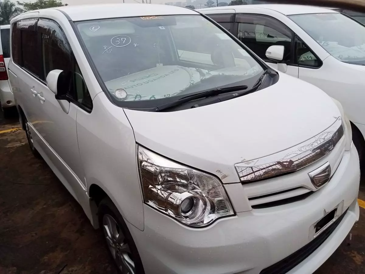 Toyota Noah   - 2011