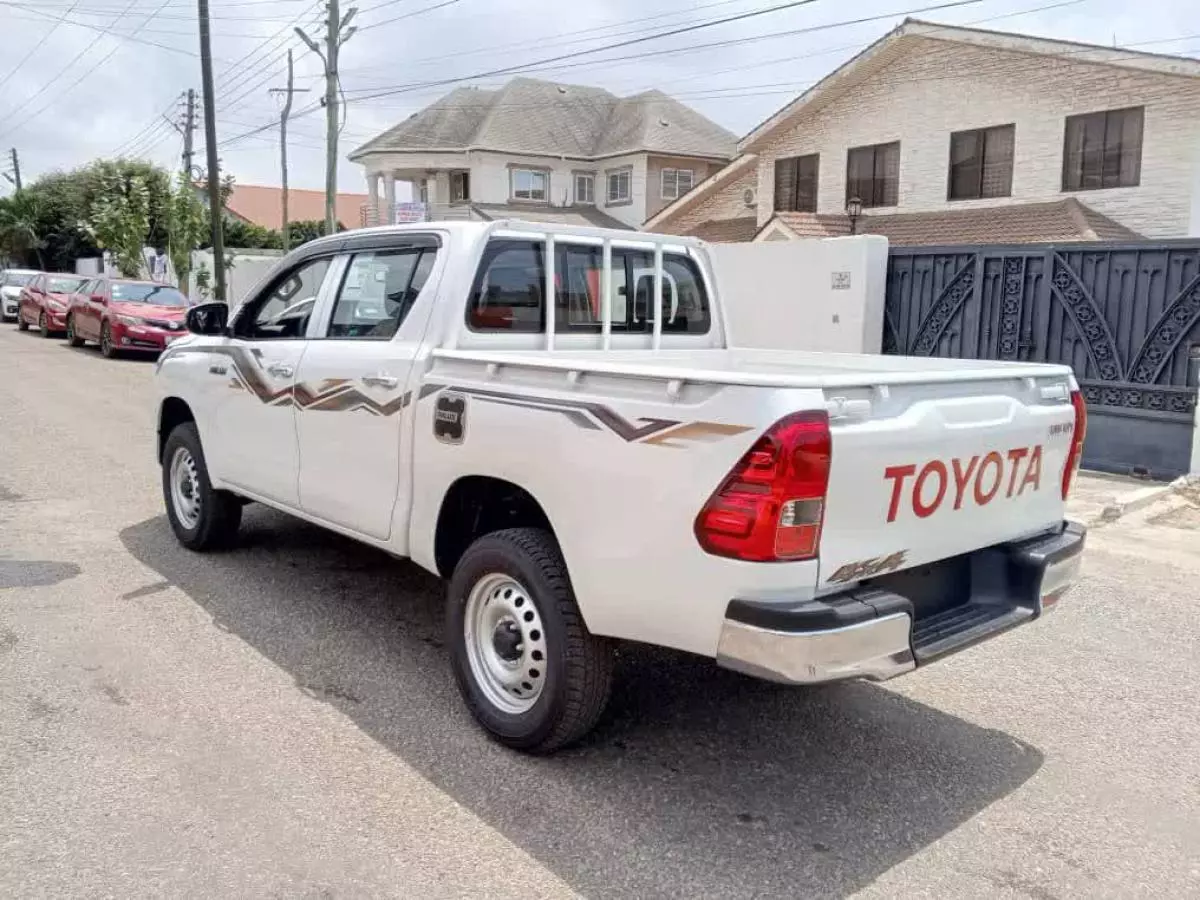 Toyota Hilux   - 2024