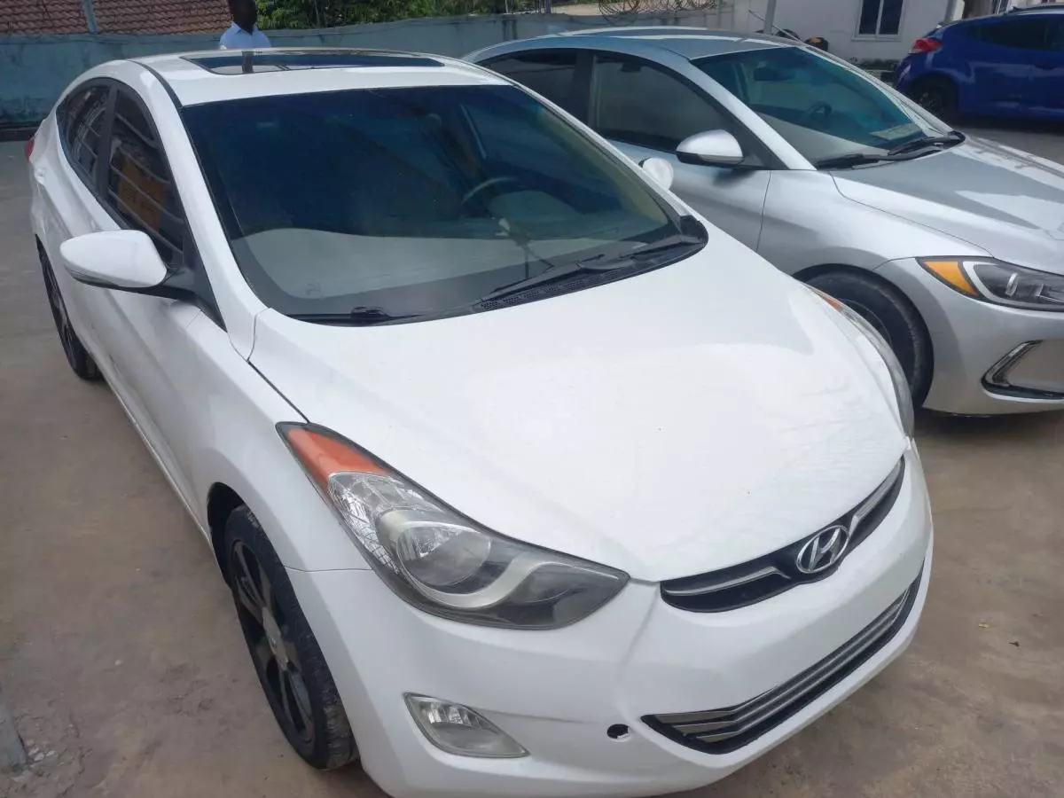 Hyundai Elantra   - 2012