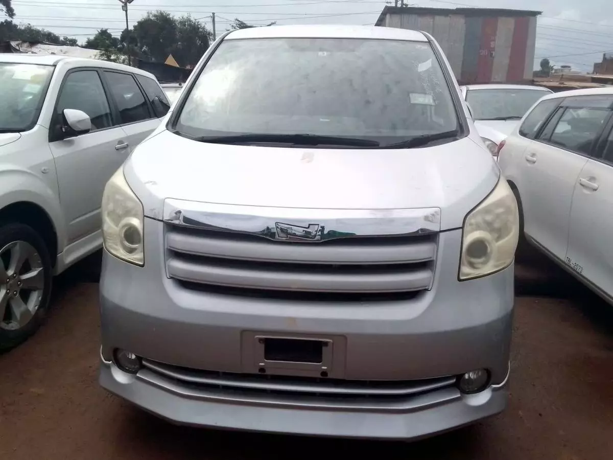 Toyota Noah   - 2010