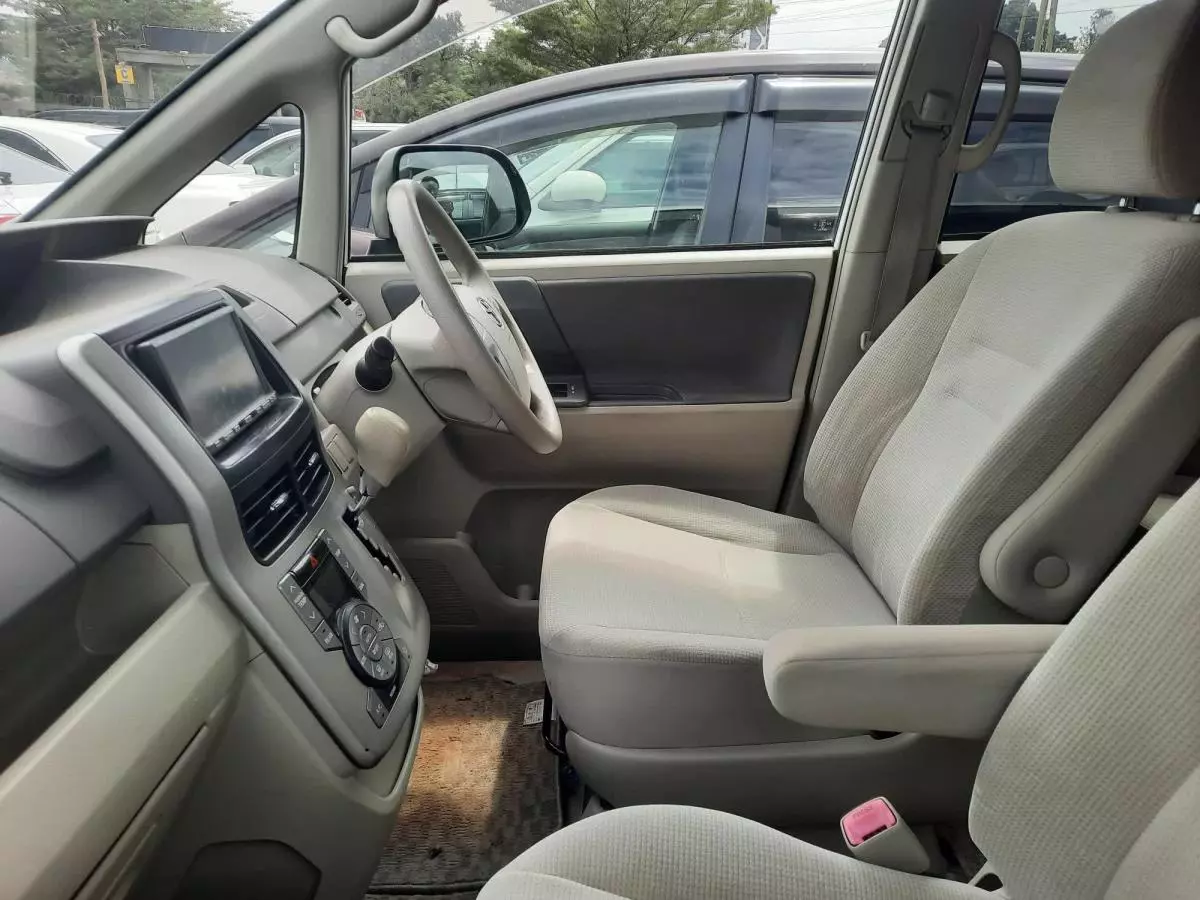 Toyota Noah - 2009