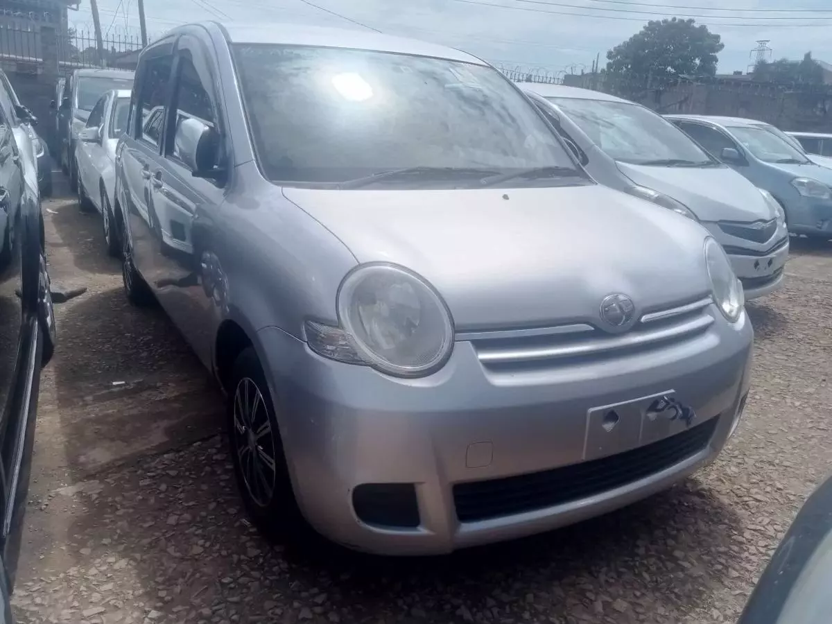 Toyota Sienta   - 2009