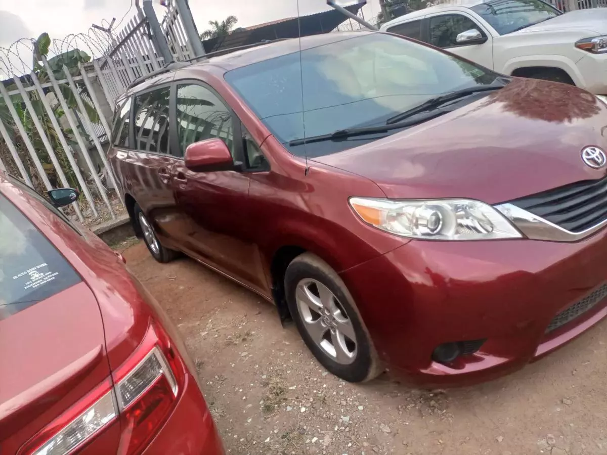 Toyota Sienna - 2011