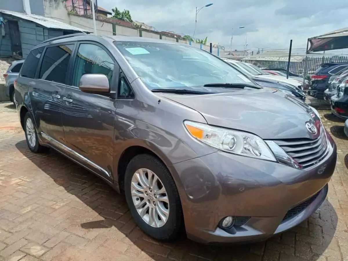 Toyota Sienna   - 2013