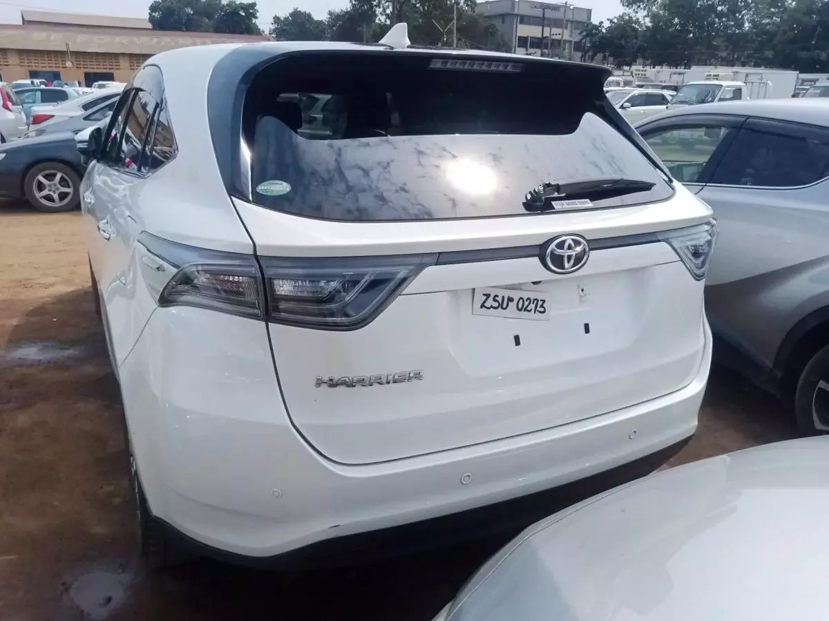 Toyota Harrier   - 2016