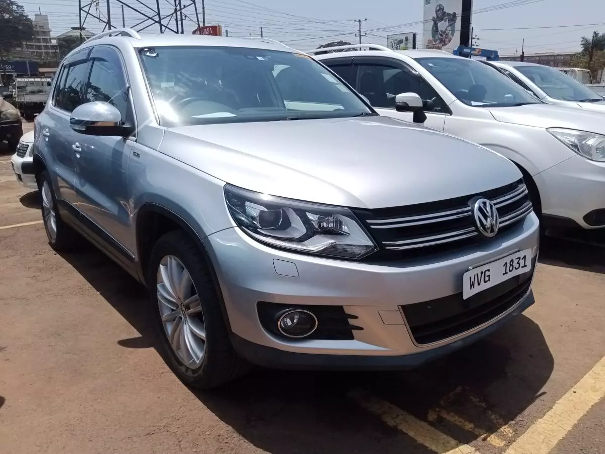 Volkswagen Tiguan   - 2015