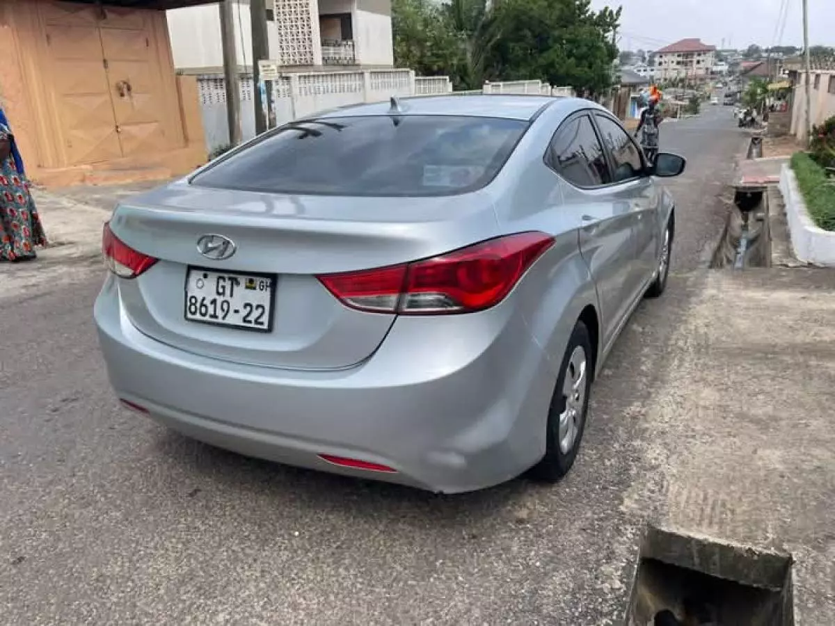 Hyundai Elantra   - 2013