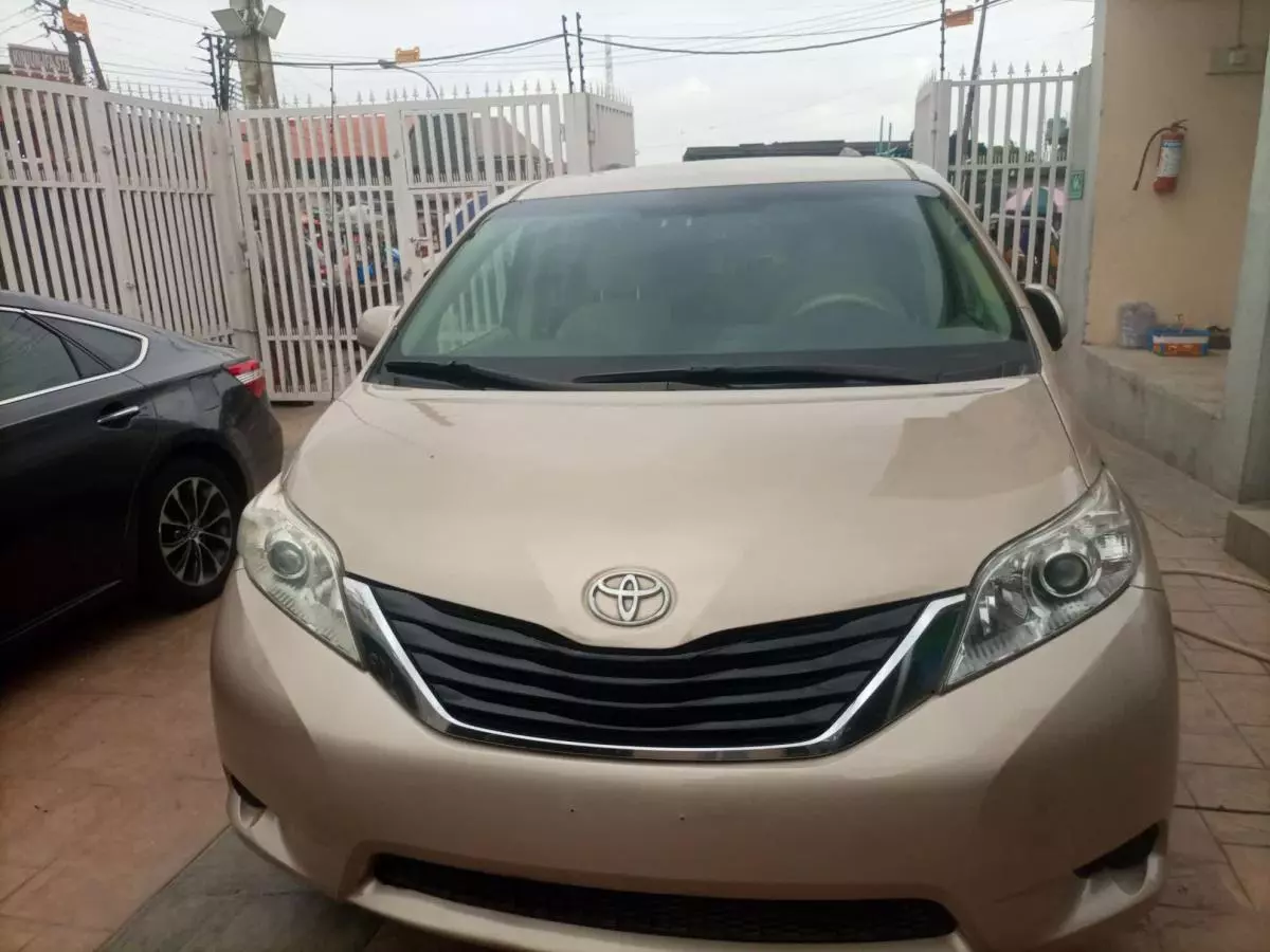 Toyota Sienna - 2011