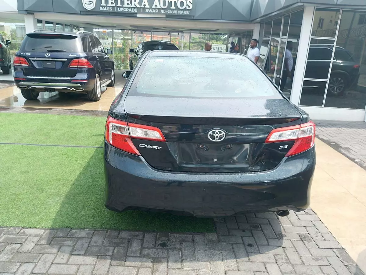 Toyota Camry   - 2014