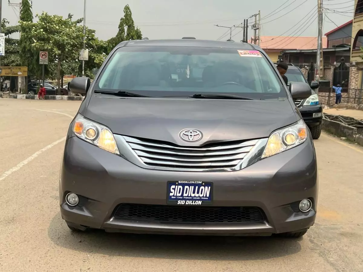 Toyota Sienna   - 2011