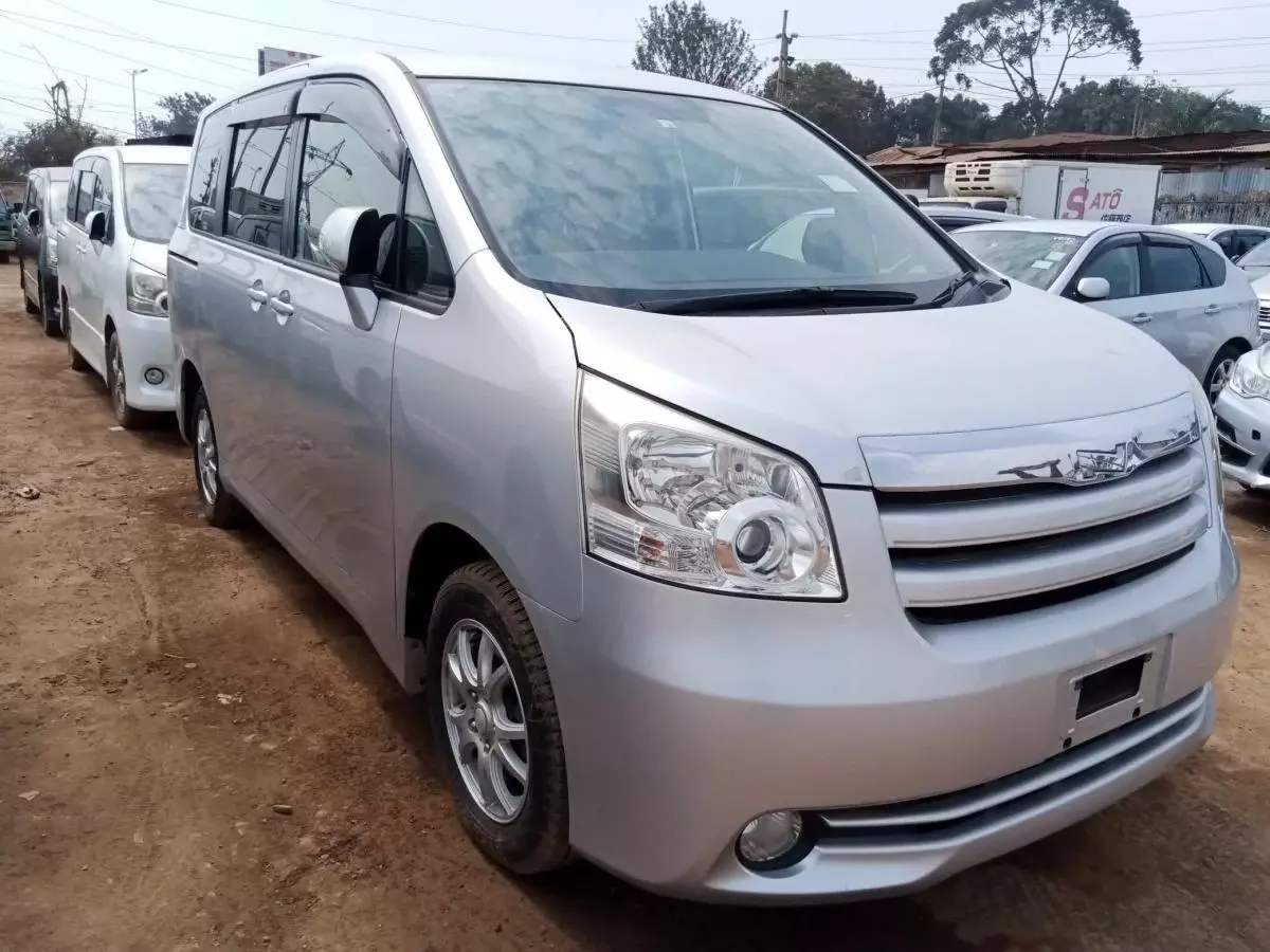 Toyota Noah   - 2009