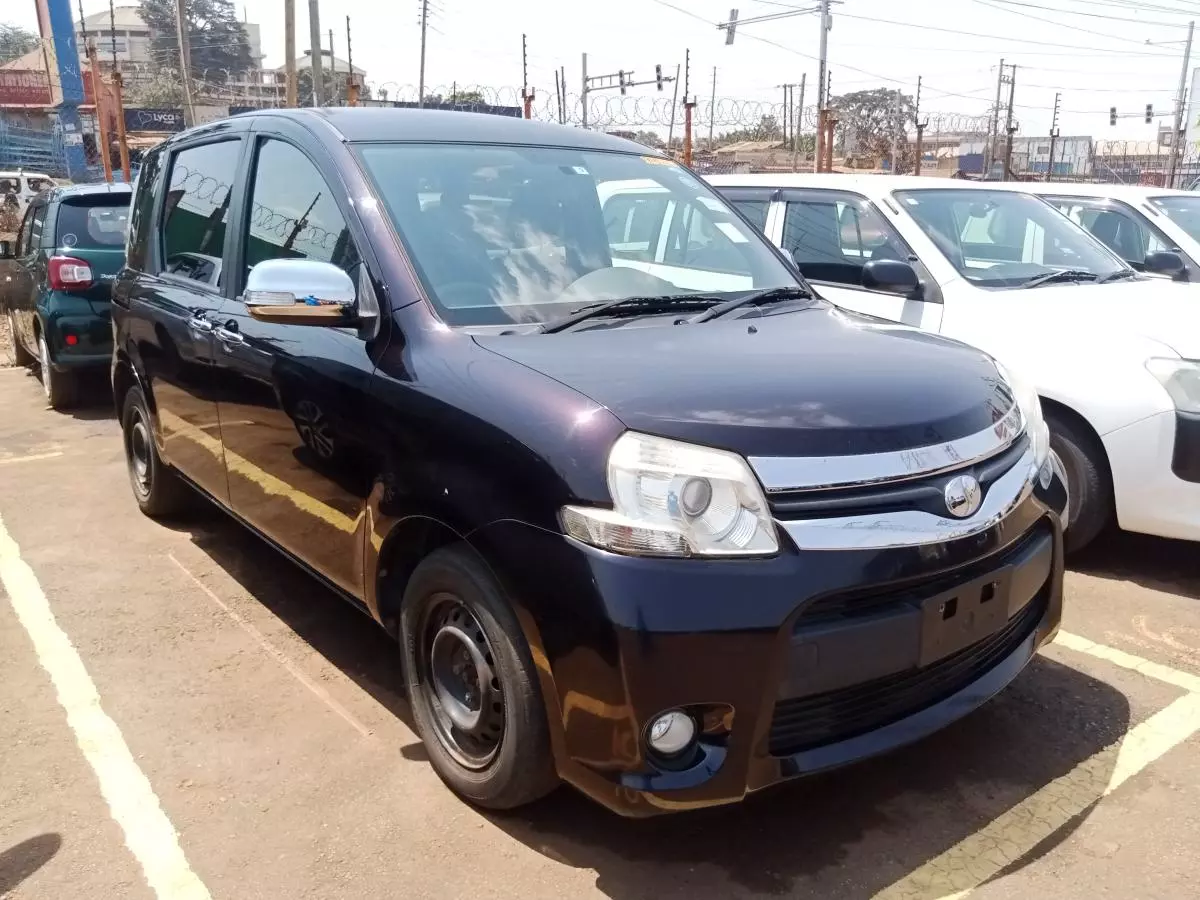 Toyota Sienta   - 2011