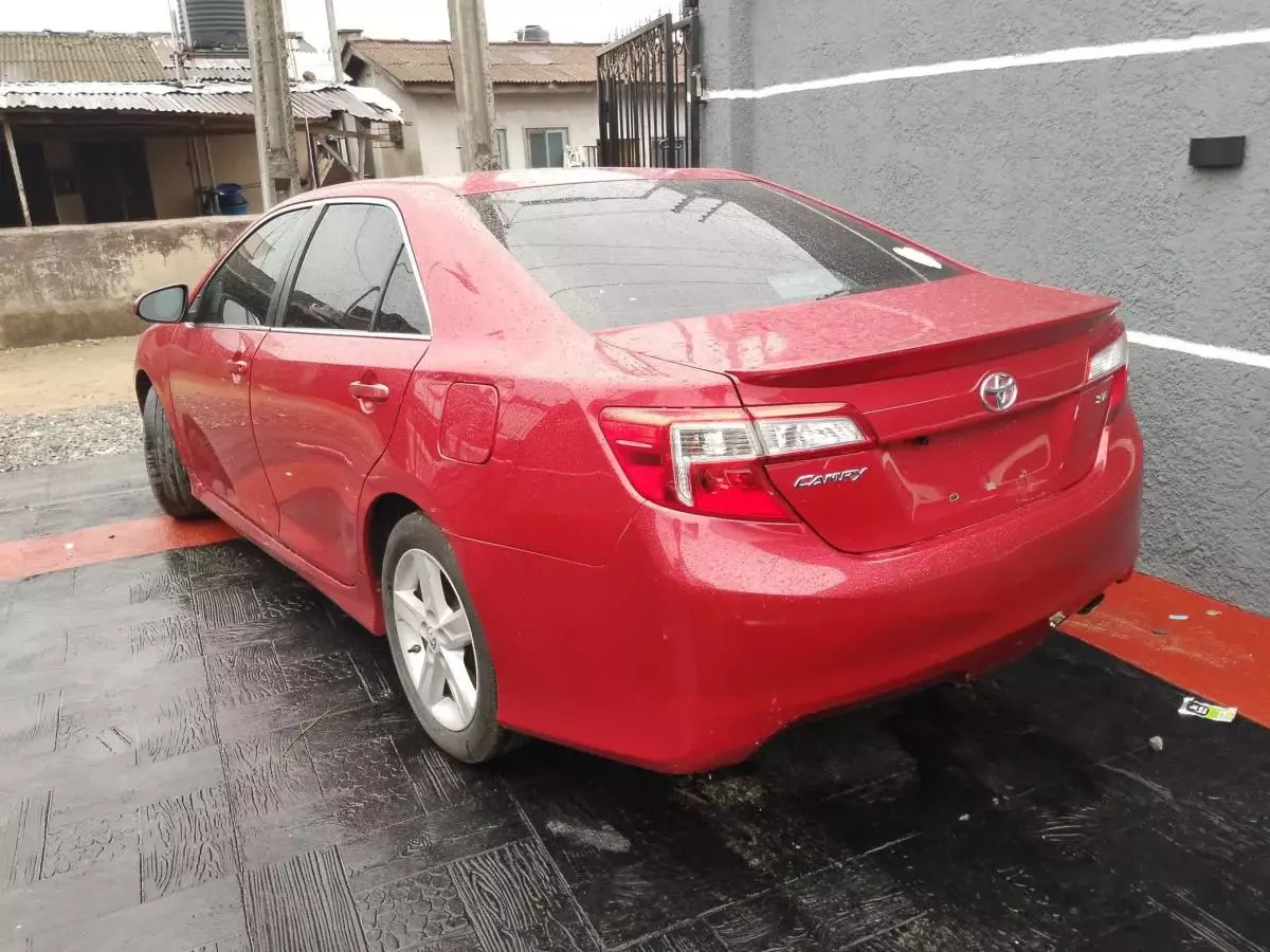 Toyota Camry   - 2012