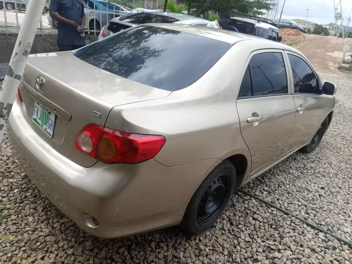 Toyota Corolla   - 2009