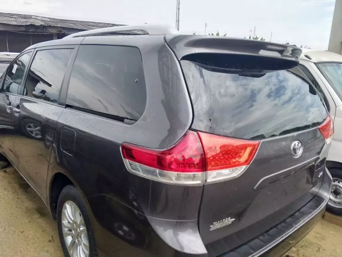 Toyota Sienna   - 2013